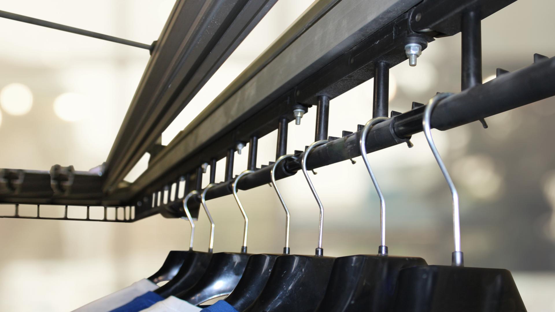 Mhart Conveyor System: Sistema modular para la manipulación de prendas colgadas y unidades de carga